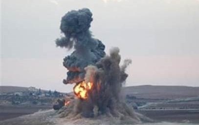 Khong quan UAE tien hanh khong kich cac co so dau mo cua IS hinh anh