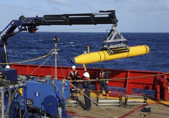 Australia triển khai xe tìm kiếm dưới nước để tìm mảnh vỡ MH370. Ảnh: Reuters