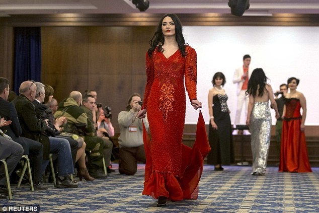 Nu binh si Ukraine buong sung, buoc len san dien thoi trang hinh anh