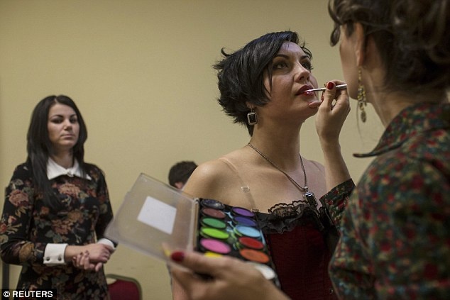 Các cô gái đang trang điểm trong phòng hậu trường. Ảnh: Reuters