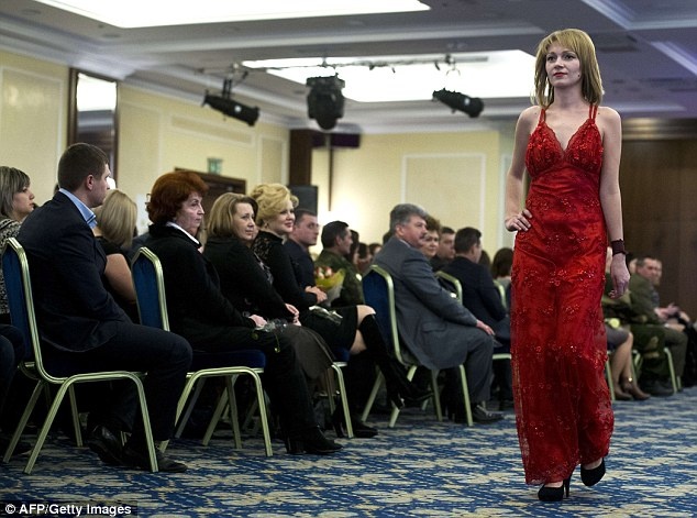 Để tham gia sự kiện trong ngày đặc biệt dành cho phái đẹp, các cô thay bộ quân phục thường ngày và khoác lên những chiếc váy dạ hội lộng lẫy. Ảnh: AFP