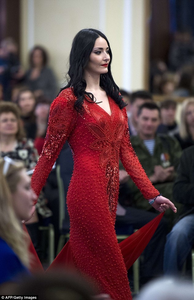 Màu đỏ là màu váy mà nhiều cô gái lựa chọn khi diễn thời trang. Ảnh: AFP