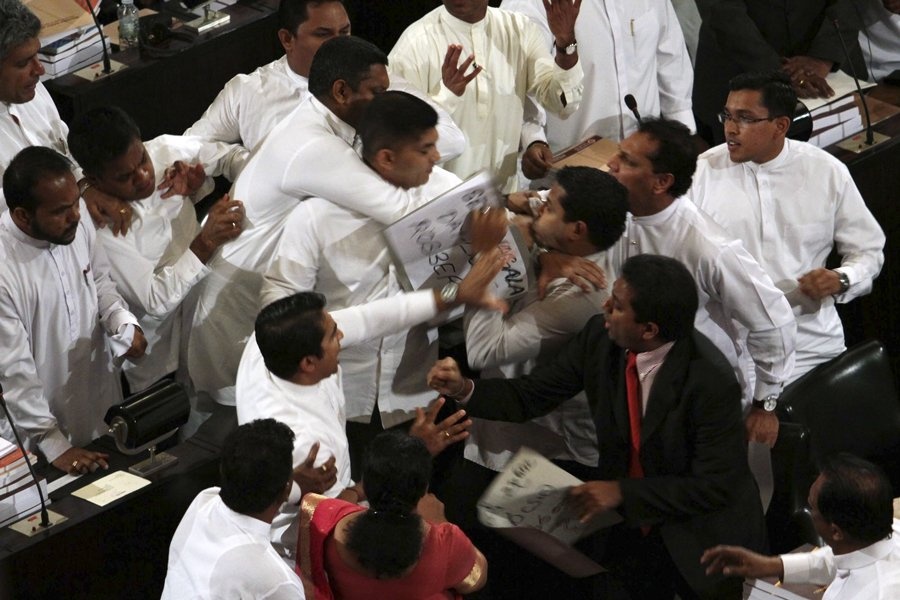 Cuộc xô xát diễn ra giữa các thành viên phe đối lập sau khi chủ tịch quốc hội diễn thuyết về luật ngân sách nước này 