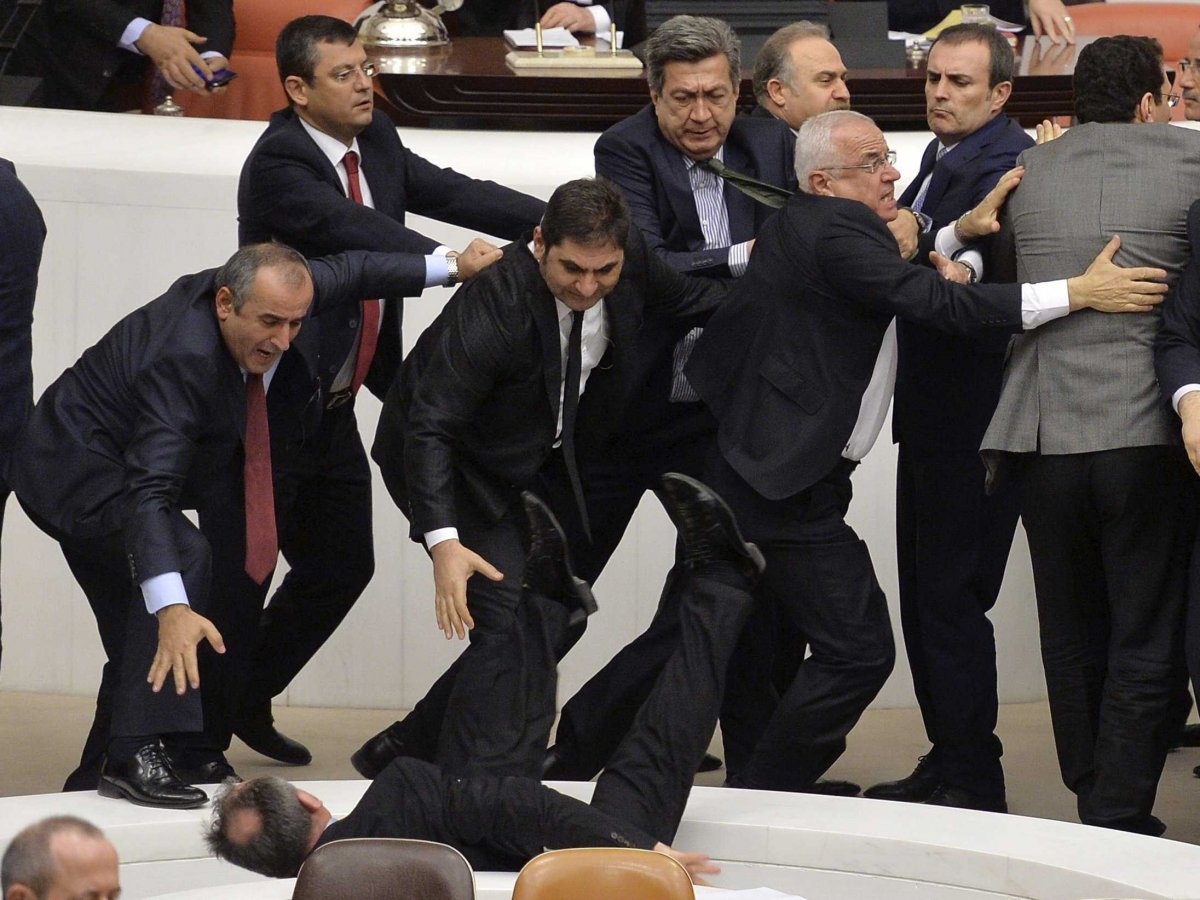 Nhiều nhà lập pháp của quốc hội và chính trị gia đảng AK cầm quyền xô ngã Orhan Duzgun, phó chủ tịch đảng Dân chủ Nhân dân (CHP), trong một cuộc tranh cãi về việc tăng quyền cho cảnh sát ngày 19/2/2015. 