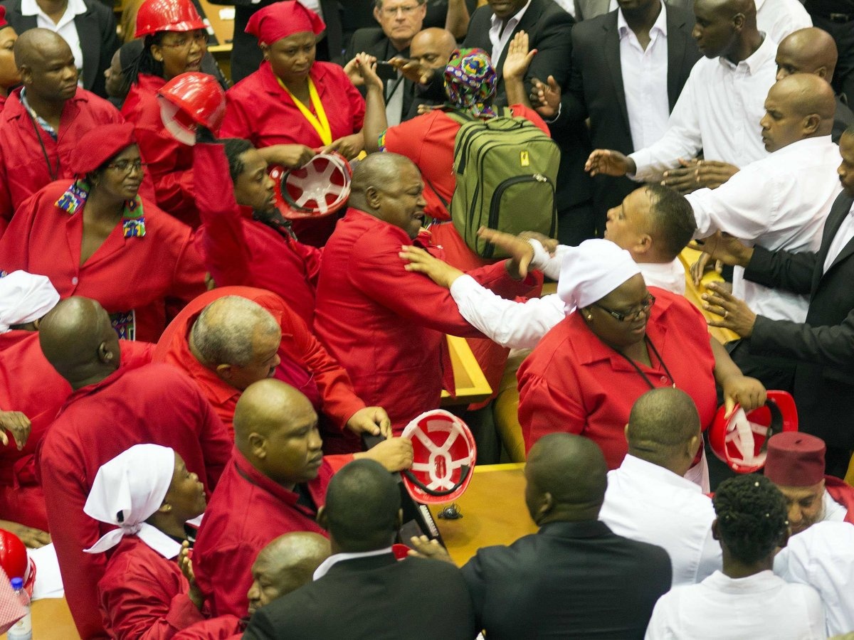 Các thành viên thuộc đảng những chiến binh tự do về kinh tế (EFF) (áo đỏ) xô xát với nhân viên an ninh sau bài phát biểu của Tổng thống Nam Phi Jacob Zuma hôm 12/2. 