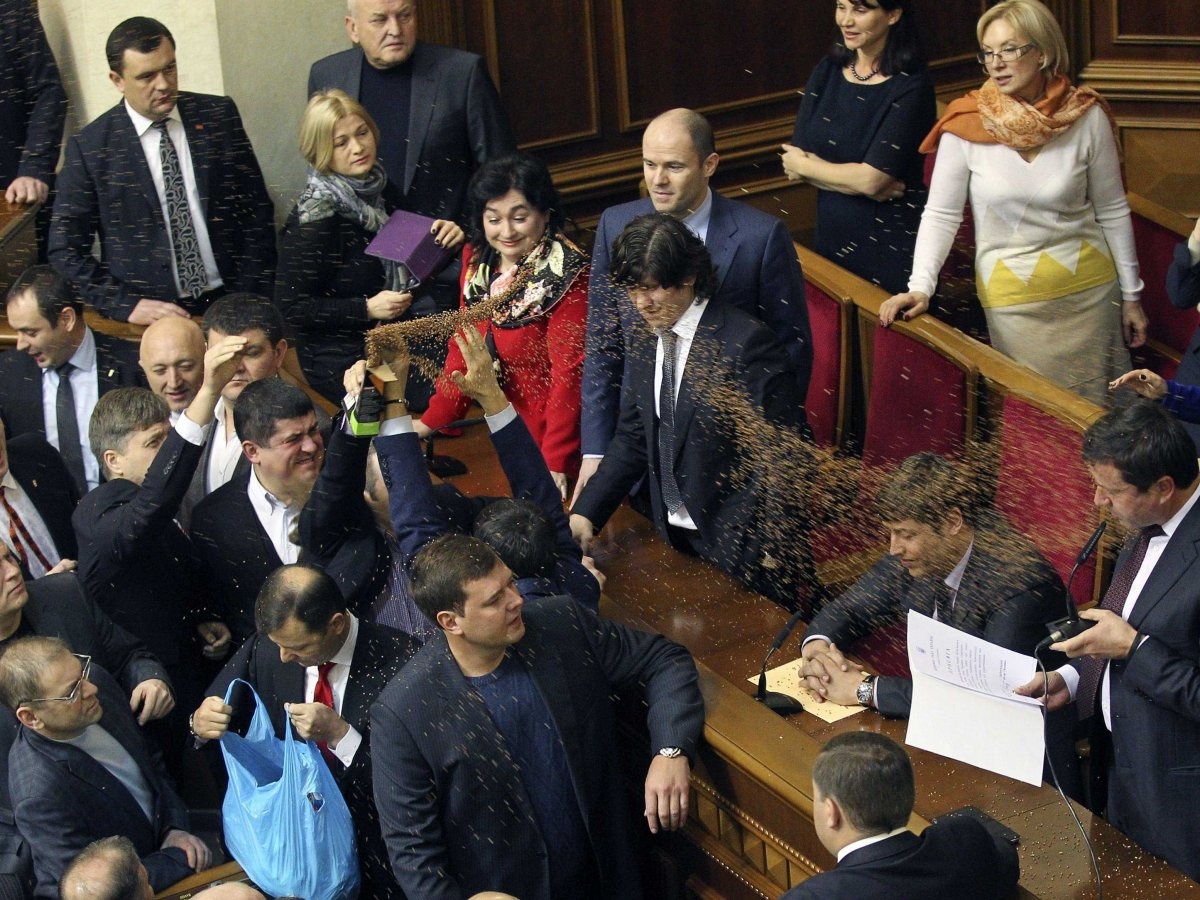 Các chính trị gia Ukraine phản đối chính phủ bằng cách ném những hạt lúa mì vào 