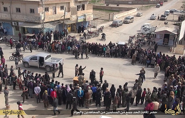 Các chiến binh IS tập trung người dân đến theo dõi 