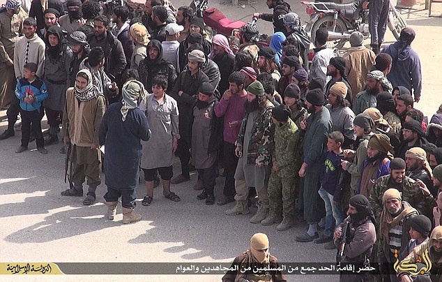 Đám đông mà IS ép buộc chứng kiến cảnh thi hành án chặt tay có cả những trẻ em chỉ khoảng 5 tuổi.