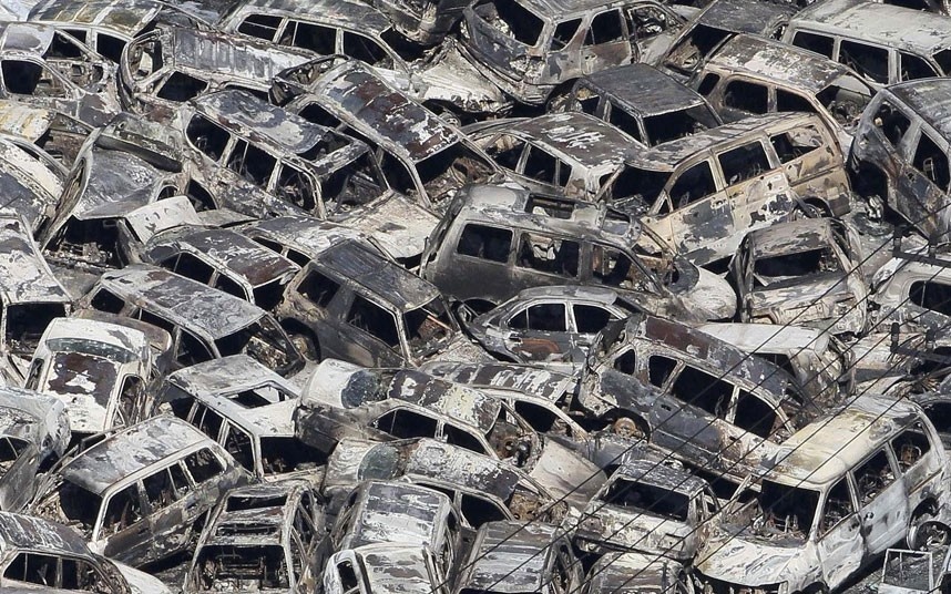 Hàng loạt xe hơi hư hỏng nặng và đè chồng lên nhau sau khi sóng thần đổ bộ vào làng Tokai, tỉnh Ibaraki. Ảnh: AFP