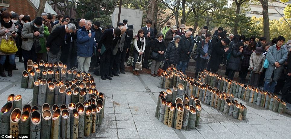 Người dân Nhật Bản cầu nguyện cho các nạn nhân thiệt mạng trong thảm họa sóng thần ngày 11/3/2011. Ảnh: