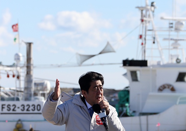 Thủ tướng Shinzo Abe phát biểu trước người dân thành phố cảng Soma, tỉnh Fukushima, tháng 12/2014. Ông Abe luôn nhấn mạnh khôi phục kinh tế ở những vùng bị ảnh hưởng trong thảm họa kép năm 2011. Ảnh: AFP
