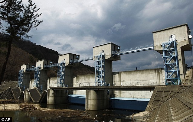 Bức tường chắn sóng từng là đề tài phản đối dữ dội của người làng Fudai trong thập niên 1970 - 1980, nhưng nó đã bảo vệ an toàn cho gần 3.000 người dân làng và nhà cửa của họ trong đợt sóng thần 2011. Ảnh: AP