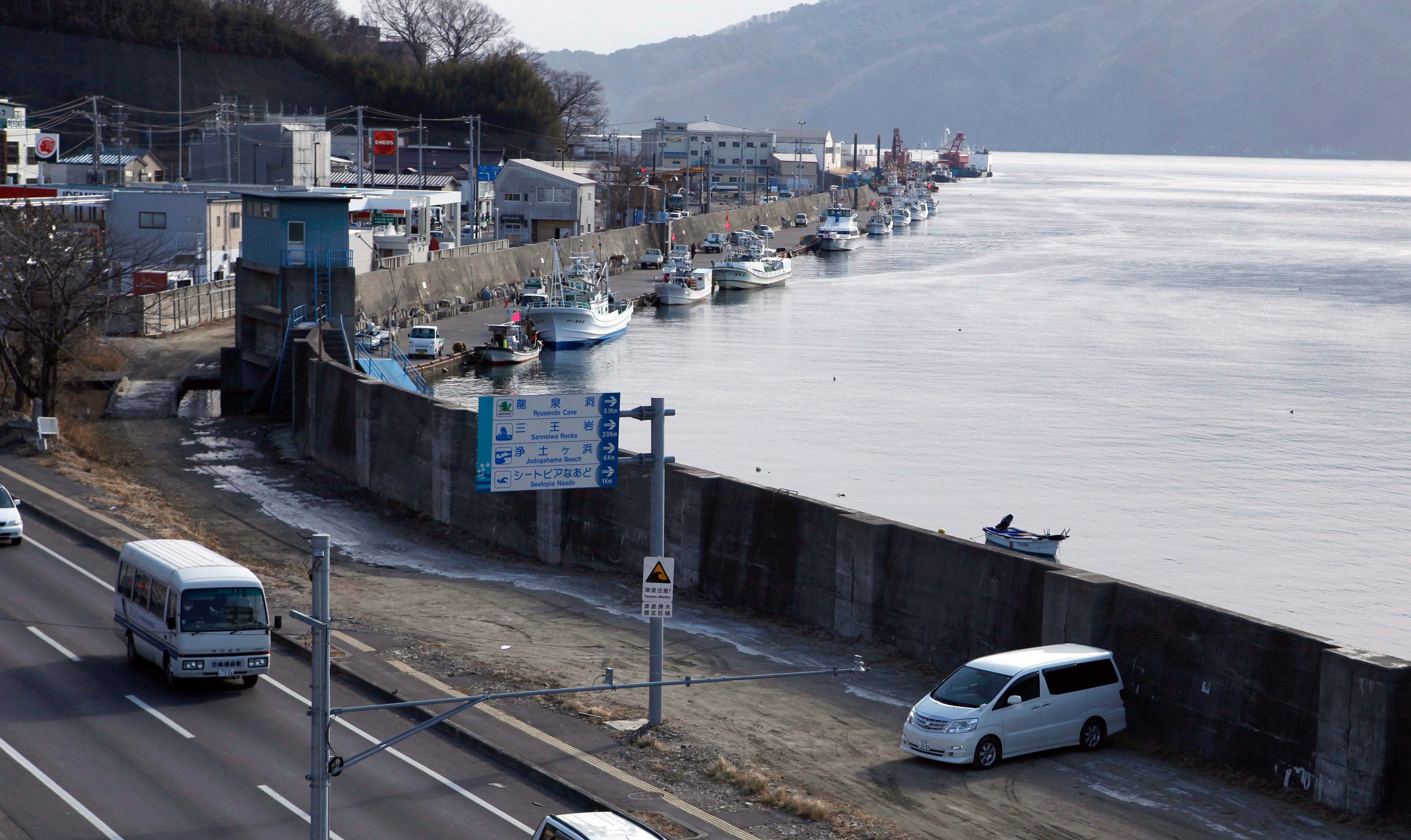 Một bức tường chắn sóng ở thành phố Miyako, tỉnh Iwate. Ảnh: Reuters