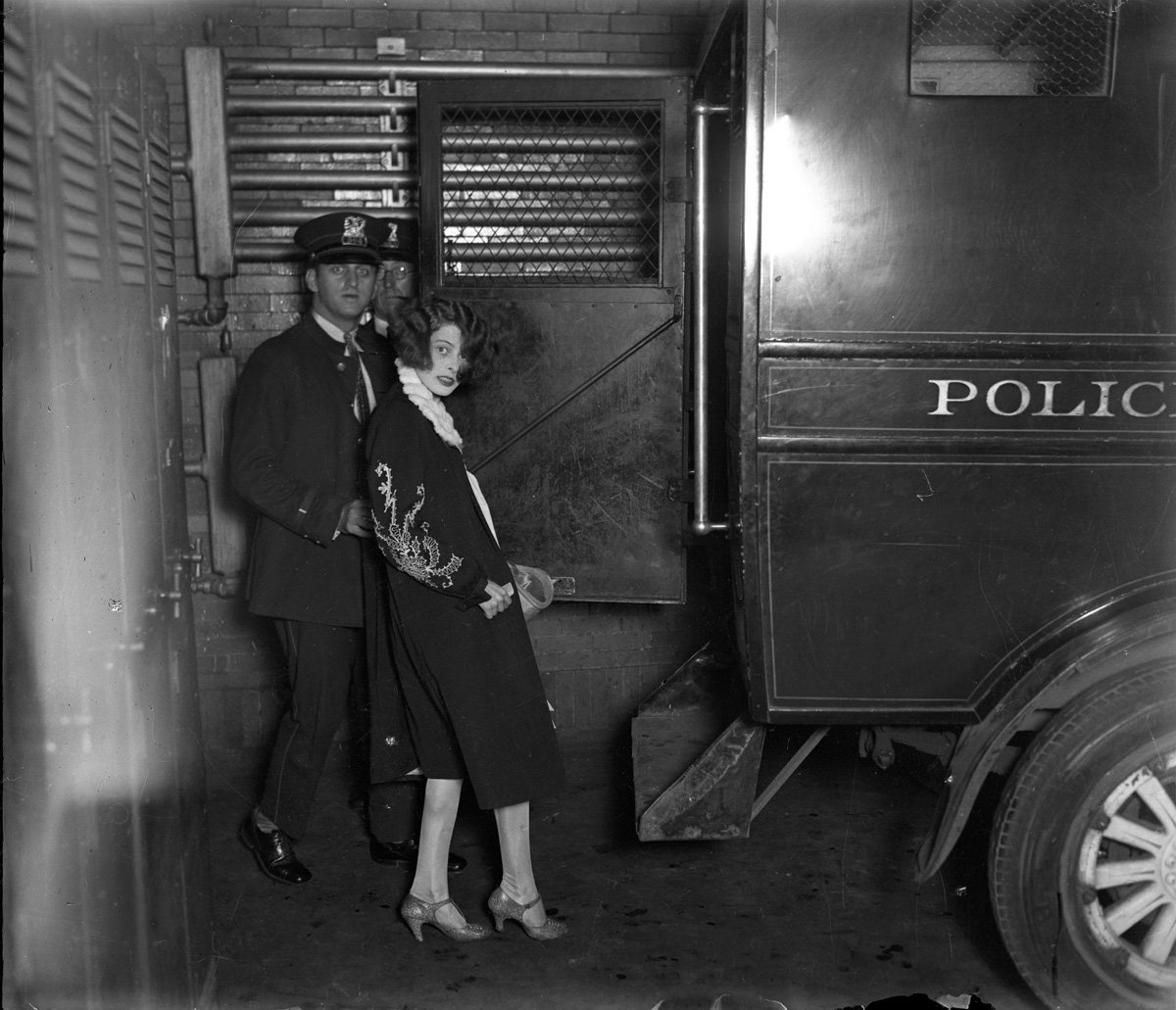 Cảnh sát đưa cô Gertrude