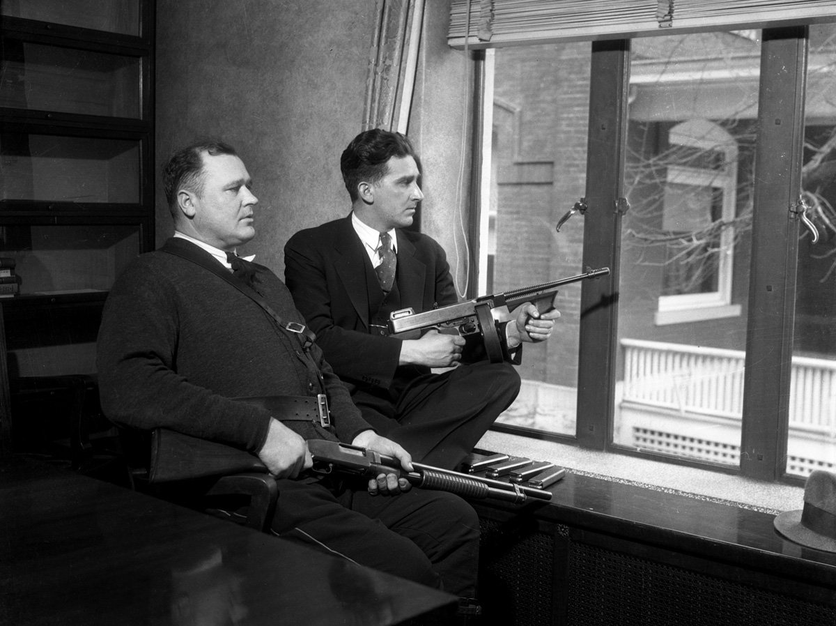 Quang cảnh an ninh xung quanh nhà tù ở quận Crown Point, bang Indiana trước khi cảnh sát áp giải Dillinger đến đây vào ngày 30/1/1934. Do lo ngại các đàn em của Dillinger sẽ lên kế hoạch giải cứu ông trùm, giới chức an ninh đã triển khai lực lượng bảo vệ vũ trang dày đặc xung quanh nhà tù.