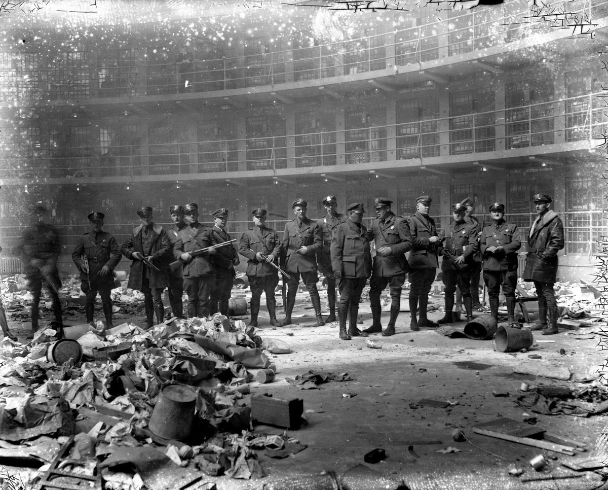 Ngày 8/3/1931, khoảng 1.500 tù nhân thụ án tại nhà tù Stateville, bang Illinois, nổi loạn và châm lửa đốt phá nhà tù. Các cai tù và lực lượng an ninh đã nỗ lực trấn áp để giành quyền kiểm soát lại nhà giam.