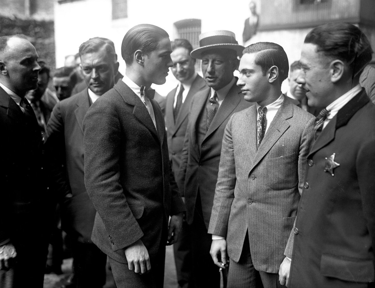 Richard Loeb (trái) và Nathan Leopold (phải) nhìn nhau nhằm chằm sau khi cả hai thừa nhận tội bắt cóc và sát hại nạn nhân Robert Bobby Franks, 14 tuổi, vào ngày 21/5/1934 ở Chicago. Cả hai hung thủ đều là sinh viên ở đại học Chicago, xuất thân từ gia đình khá giả. Họ khai việc giết Franks để tạo ra