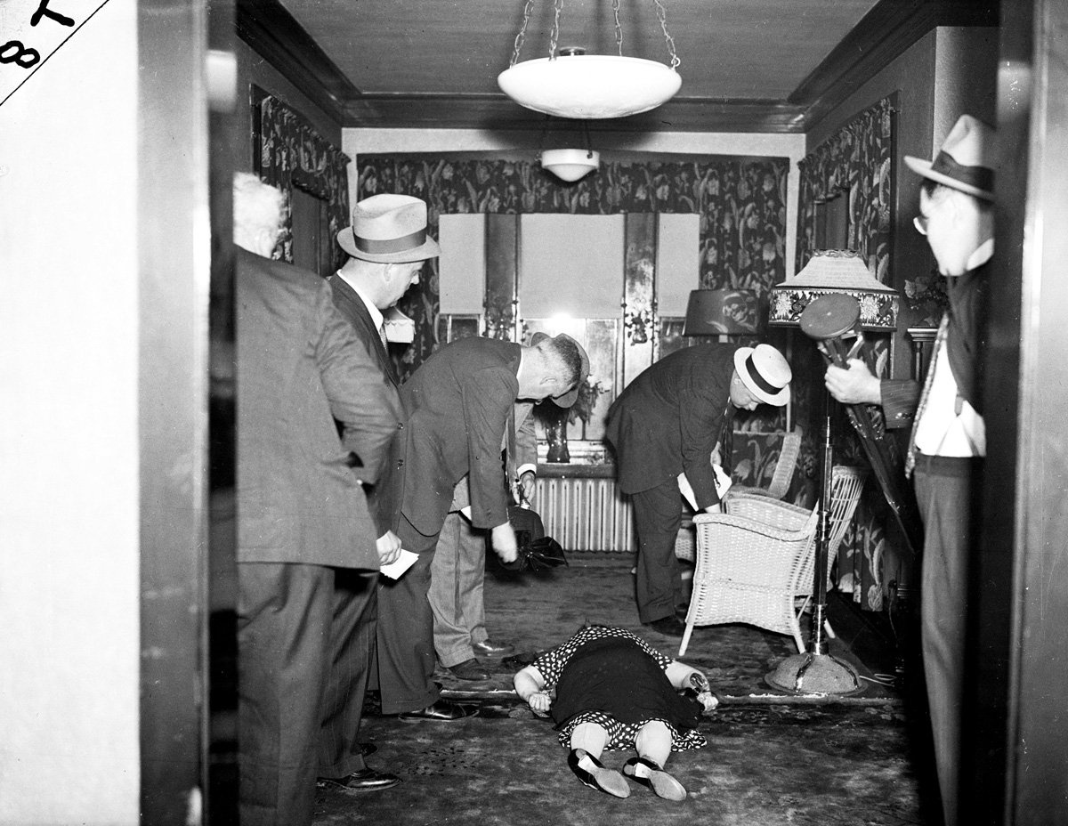 Rose Neary chết ở nhà riêng vào ngày 2/6/1939. Cảnh sát cho biết thủ phạm đã siết cổ nạn nhân bằng sợi dây nối radio, sau đó nện búa vào đầu Rose. Dù cảnh sát tình nghi thủ phạm là lái xe của bà Rose, họ không thu thập đủ chứng cứ cần thiết để phá án. Tài xế riêng của Rose nợ bà <abbr class=