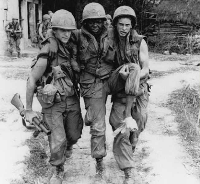 Chỉ một binh sĩ Mỹ duy nhất bị thương trong vụ thảm sát do trúng đạn của đồng đội. 