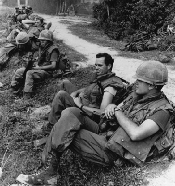 Sau nhiều giờ xả súng điên cuồng, lính Mỹ ngồi nghỉ. Đây là bức ảnh cuối cùng mà Haeberle chụp trong vụ thảm sát.  