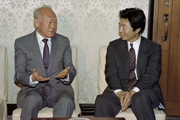 Bộ trưởng cao cấp trong chính phủ Singapore, ông Lý Quang Diệu, trò chuyện cùng thủ tướng Nhật Bản, Morihiro Hosokawa, tại dinh thủ tướng ở Tokyo vào ngày 28/10/1993. Ảnh: AFP