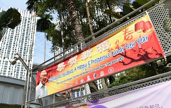 Một biểu ngữ treo ở đường phố Singapore từ cuối tháng 2/2015, khi ông Lý Quang Diệu phải nhập viện và đặt trong tình trạng chăm sóc đặc biệt. Tình hình sức khỏe của ông Lý Quang Diệu trong những tháng đầu năm 2015 là tin tức mà nhiều người dân Singapore quan tâm. Ảnh: AFP