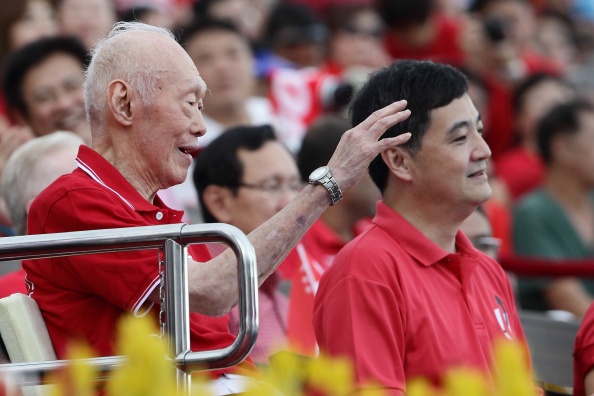 Bộ trưởng cố vấn chính phủ Singapore, ông Lý Quang Diệu, dự buổi tuần hành trong ngày quốc khánh thứ 49 của Singapore hôm 9/8/2014. Đây là một trong những lần xuất hiệm công khai hiếm hoi của ông Lý. Ảnh: AFP