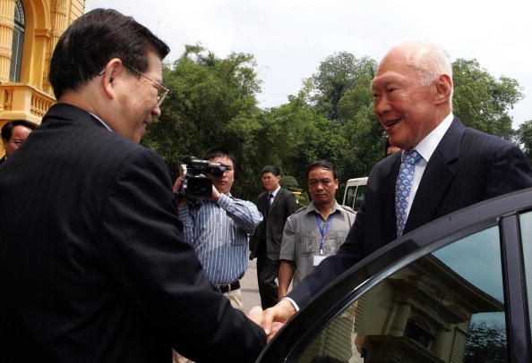 Chủ tịch nước Nguyễn Minh Triết chào đón ông Lý Quang Diệu đến thăm Việt Nam tại Phủ Chủ tịch vào ngày 16/4/2009. Từ khi rời ghế thủ tướng, ông Lý Quang Diệu nhận lời cố vấn kinh tế cho nhiều chính phủ nước ngoài. Ảnh: AFP