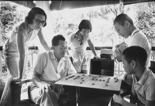 Ông Lý Quang Diệu chơi cờ tướng cùng các con vào ngày 1/5/1965. Ông Lý kết hôn cùng phu nhân Kwa Geok Choo vào năm 1950, họ có 3 người con. Ảnh: AFP
