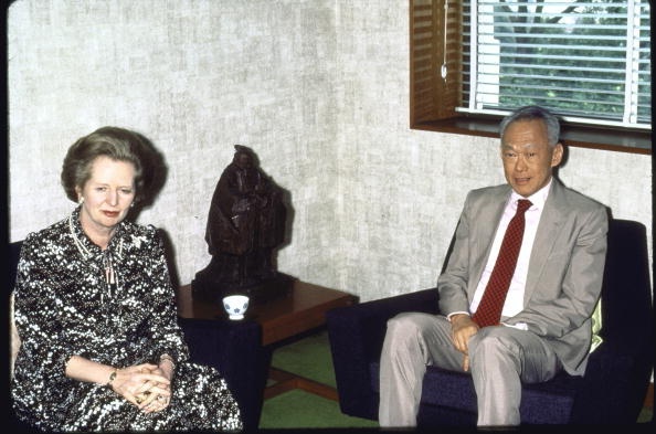 Thủ tướng Lý Quang Diệu tiếp đón người đồng cấp từ Anh, bà Margaret Thatcher, đến Singapore vào tháng 4/1985. Ảnh: AFP