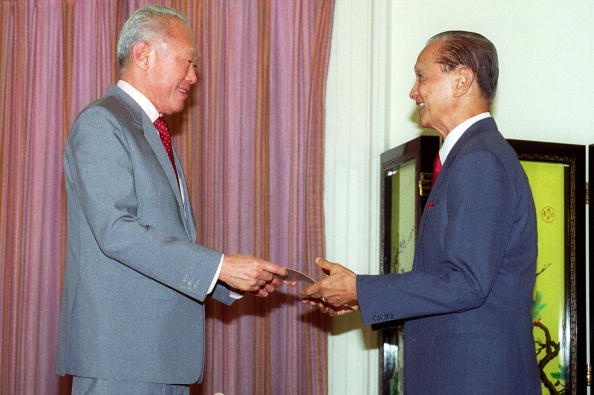 Thủ tướng Lý Quang Diệu trình đơn xin từ chức lên tổng thống Wee Kim Wee tại nhà khách chính phủ vào ngày 26/11/1990. Hai ngày sau, phó thủ tướng Goh Chok Tong tuyên thệ nhậm chức kế nhiệm ông Lý Quang Diệu. Cựu thủ tướng Lý nói ông tiếp tục giữ vai trò cố vấn cho những chính phủ sau. Ảnh: AFP