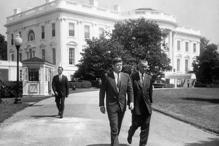 Cố Tổng thống John F.Kennedy đi dạo cùng cựu Phó Thủ tướng 
