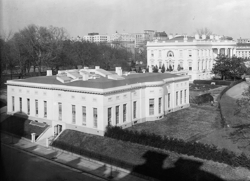 Năm 1909, William Howard Taft,  cố tổng thống kế nghiệm ông Roosevelt, quyết định đặt phòng Bầu dục (nơi làm việc của người đứng đầu nước Mỹ) ở giữa tòa nhà. Cánh Tây cũng được mở rộng trong những năm 1910. 