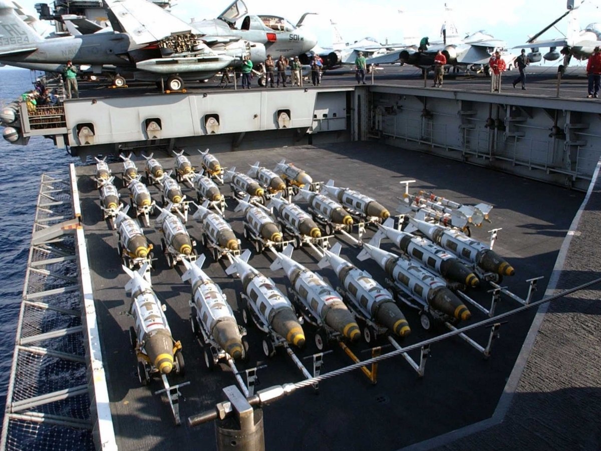  Các nguồn tin Mỹ cho biết, Jordan đang mua nhiều quả bom vạn năng thông minh (JDAM) do tập đoàn Boeing chế tạo. Bộ điều khiển quỹ đạo của bom sử dụng hệ thống định vị GPS khiến khả năng tấn công mục tiêu chính xác gia tăng, có thể sử dụng trong mọi điều kiện thời tiết và địa hình.