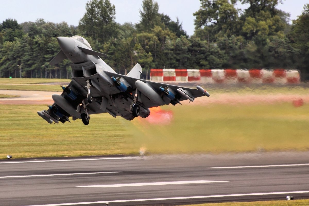 Saudi Arabia đang trong quá trình tiếp nhận 72 máy bay chiến đấu Eurofighter Typhoon mà họ đặt mua từ 7 năm trước. Saudi Arabia cũng đã triển khai những máy bay này trong cuộc chiến chống IS.