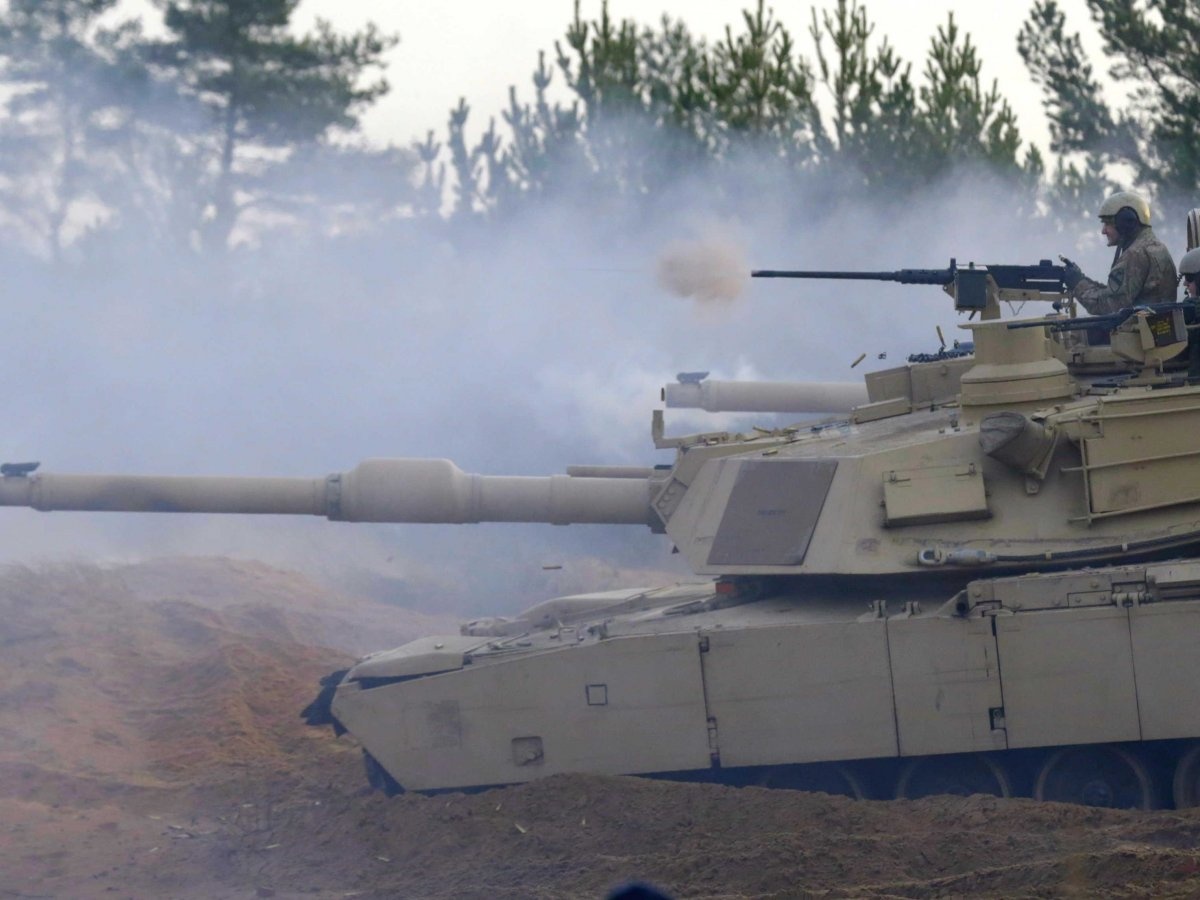 Đầu năm 2015, Mỹ hỗ trợ 6 xe tăng M1 Abrams cho quân đội Iraq, để thay thế những xe tăng của Iraq đã hư hại hoặc bị phá hủy trong những cuộc đụng độ với IS. Iraq muốn mua thêm hàng trăm xe tăng này.