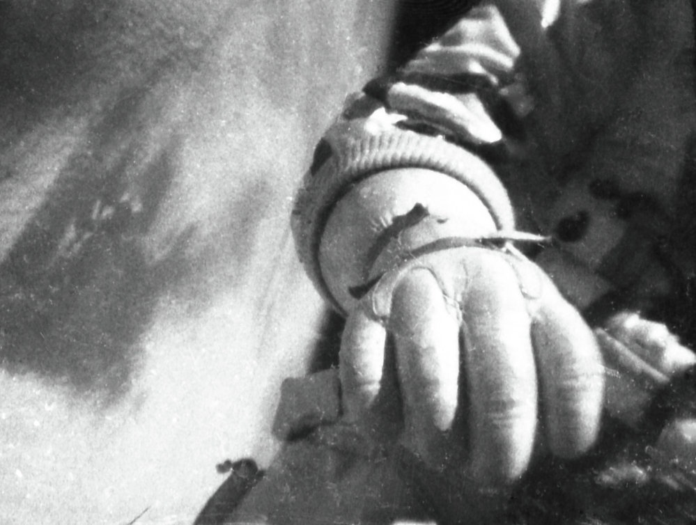 Phi hành gia Alexei Leonov cất những 