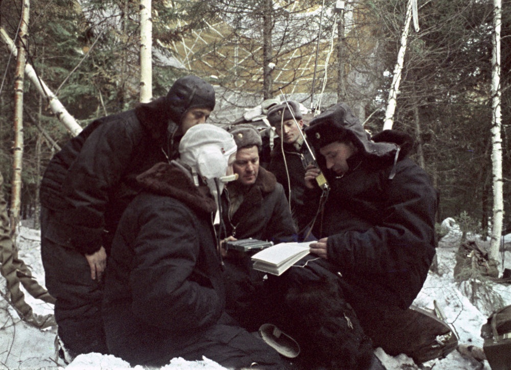 Đội phi hành gia của ông Leonov thiết lập liên lạc với đài kiểm soát mặt đất, sau khi tàu của họ hạ cánh ở địa điểm xa hơn so với dự kiến do phi thuyền gặp trục trặc.