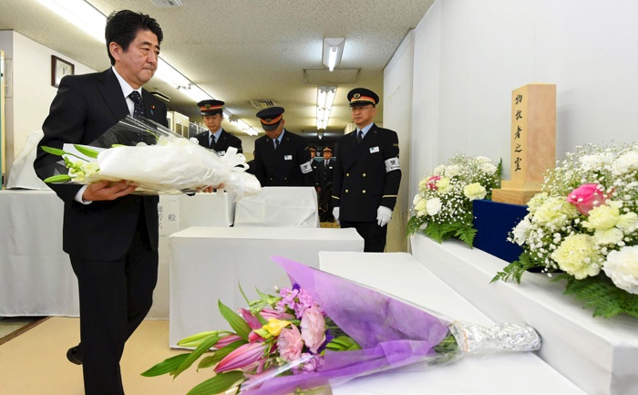 Thủ tướng Shinzo Abe đặt vòng hoa tưởng niệm những nạn nhân thiệt mạng trong vụ tấn công bằng khí độc sarin năm 1995. 