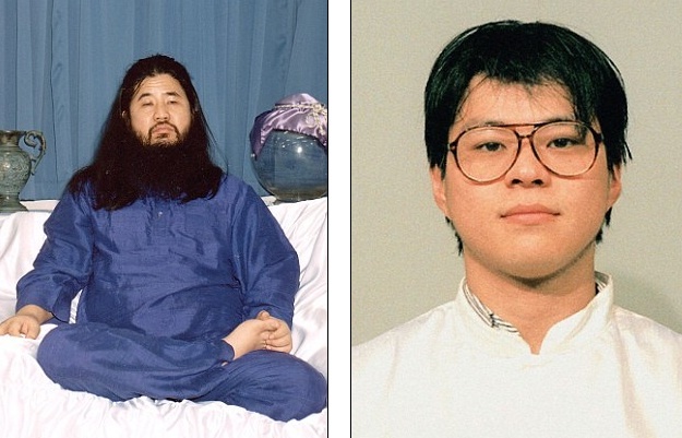 Shoko Asahara (trái) và Tomomasa Nakagawa, hai thành viên chủ chốt trong nhóm khủng bố tàu điện ngầm bằng khí độc sarin ở Tokyo cách đây 20 năm. Tòa án đã tuyên tử hình đối với hai thủ phạm. Asahara là người sáng lập giáo phái Aum Shinrikyo tin vào thuyết Ngày tận thế. Ảnh: EPA