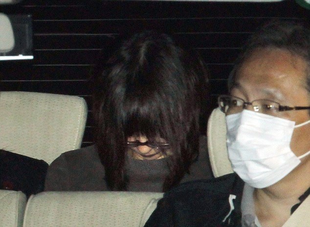 Naoko Kikuchi, thành viên trong nhóm khủng bố tàu điện ngầm ở Tokyo năm 1995, bị cảnh sát bắt vào năm 2012. Naoko là một trong những thành viên của giáo phái Aum Shinrikyo đã tham gia quá trình sản xuất khí độc sarin. Tháng 4/1995, chính phủ Nhật Bản chính thức nghiêm cấm việc sản xuất các nguyên liệu dùng điều chế khí sarin. Ảnh: Daily Mail