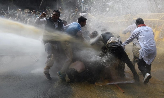 Hôm 16/3, cảnh sát tại thành phố New Delhi, Ấn Độ, sử dụng vòi rồng để giải tán người biểu tình thuộc phe đối lập nhằm chống lại chương trình cải cách ruộng đất của Thủ tướng Narendra Modi.  Ảnh: AFP