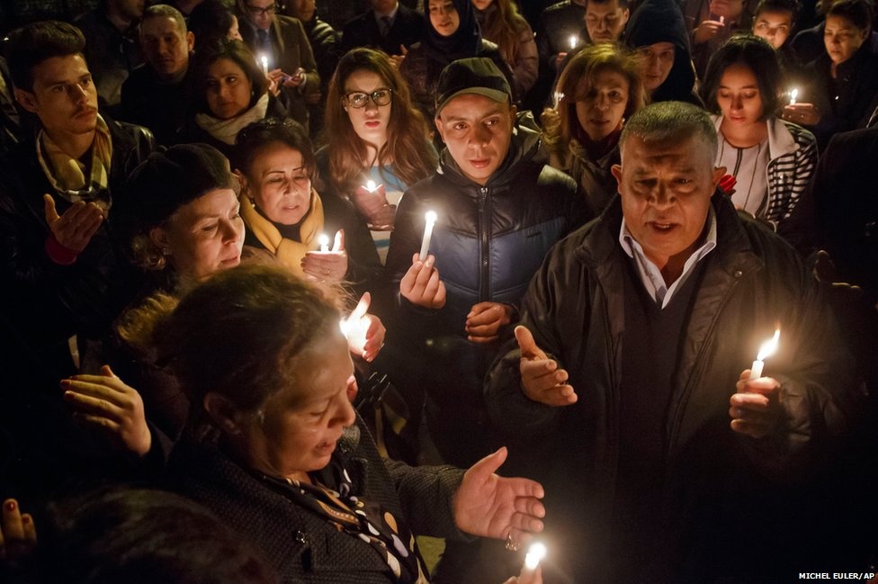 Người dân Tunisia cầm nến và cầu nguyện trước lối vào Bảo tàng Quốc gia Bardo tại thủ đô Tunis sau vụ tấn công hôm 18/3 làm 23 người chết. Du khách các quốc tịch Nhật, Italy, Anh, Pháp… nằm trong số những nạn nhân nước ngoài bị khủng bố bắn chết. Nhà nước Hồi giáo tự xưng (IS) đã nhận trách nhiệm vụ tấn công và gọi đây là “giọt đầu tiên của cơn mưa”. 