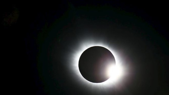 Một ảnh nhật thực toàn phần do phóng viên chụp tại quần đảo Svalbard của Na Uy hôm 20/3. Chỉ những người trên hai quần đảo Svalbard và Faroe thuộc Bắc Cực mới có thể ngắm nhật thực toàn phần, còn những người ở nơi khác chỉ có thể thấy nhật thực một phần. Ảnh: Reuters