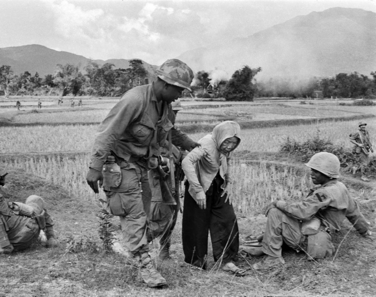 Một kỵ binh Mỹ đỡ một bà cụ Việt Nam tới trại tị nạn ngày 5/1/1968. 