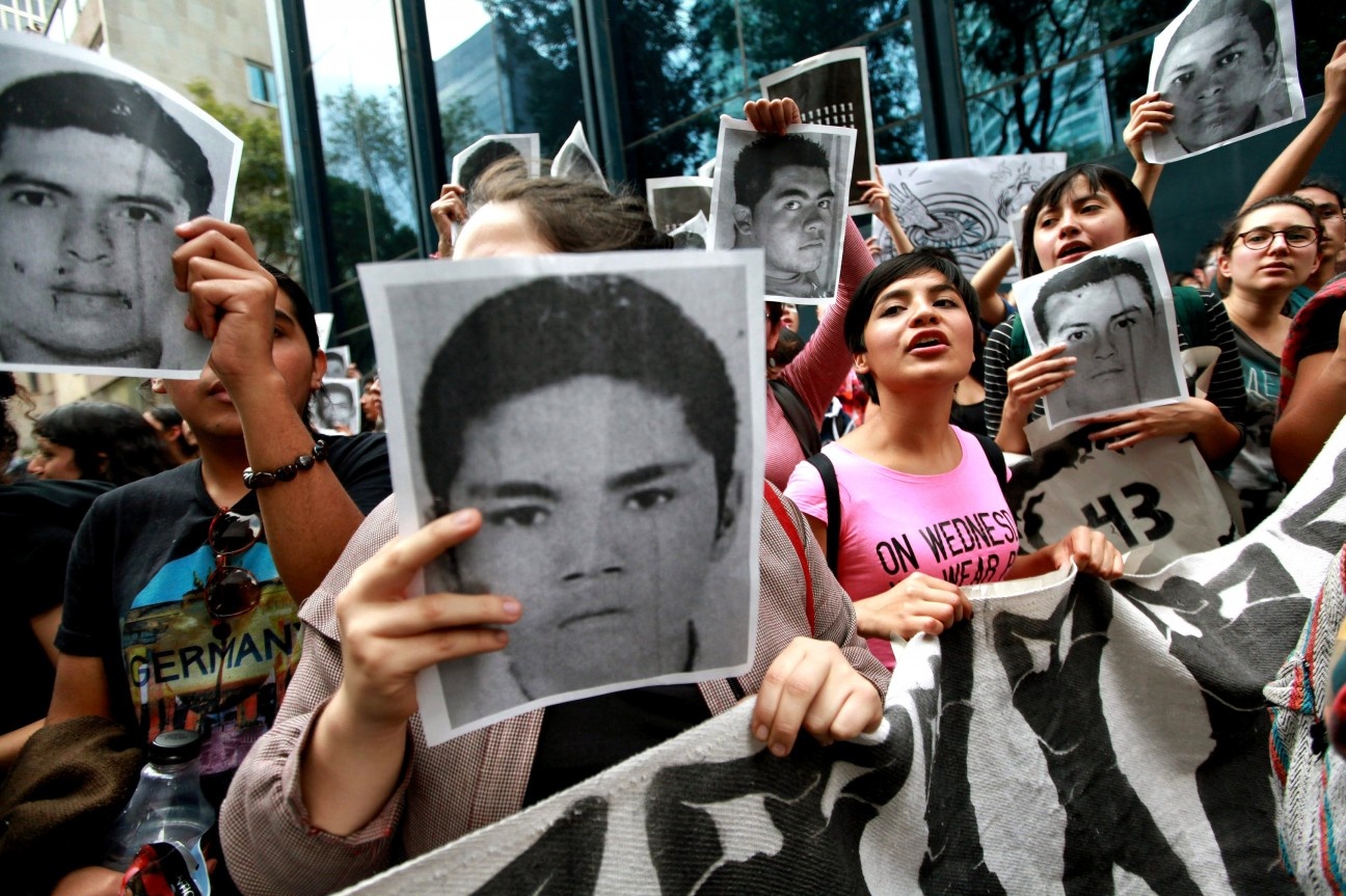 Tháng 9/2014, 43 sinh viên tại thành phố Iguala, Mexico, mất tích và sau đó được tìm thấy trong nhiều mồ chôn tập thể. Sau khi khám xét thi thể của các nạn nhân, giới điều tra khẳng định, những kẻ thủ ác đã tra tấn và hành quyết họ. Đây chỉ là ví dụ mới nhất trong nhiều vụ án mạng do các băng đảng ma túy tại thành phố và khu vực lân cận thực hiện. Chúng đã cấu kết với một bộ phận giới chức địa phương để ra tay trót lọt. 