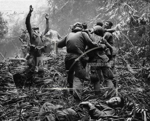 Thủy quân Lục chiến Mỹ đóng quân ở khu phi quân sự (DMZ) phía nam sau cuộc giao tranh với quân đội miền Bắc Việt Nam, tháng 9/1966. Trực thăng ở bên trái bức hình đã bị bắn hạ khi thực hiện nhiệm vụ tiếp tế cho đơn vị.