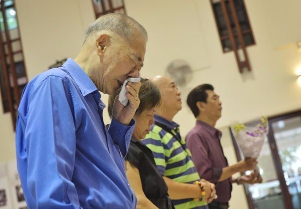 Những người cao tuổi ở Singapore bật khóc khi nghe tin ông Lý Quang Diệu qua đời ngày 23/3. Ảnh: straitstimes