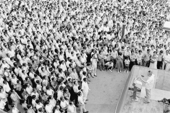 Ông Lý Quang Diệu phát biểu tại quảng trường Fullerton ở Singapore năm 1976. Ảnh: AFP