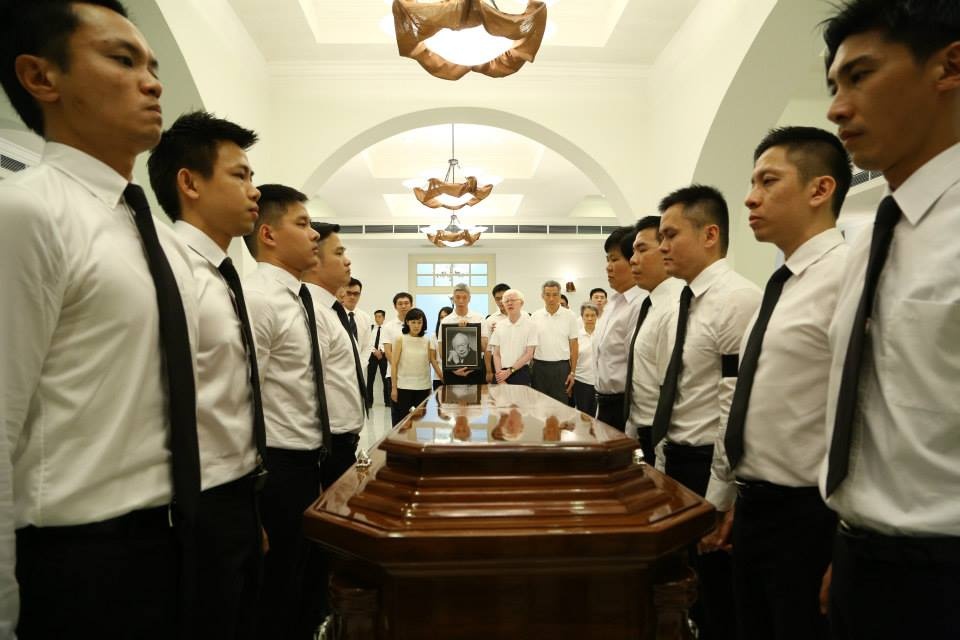 Nhân viên an ninh Singapore khiêng linh cữu cựu Thủ tướng Lý Quang Diệu vào bên trong dinh Istana, chiều 23/3.